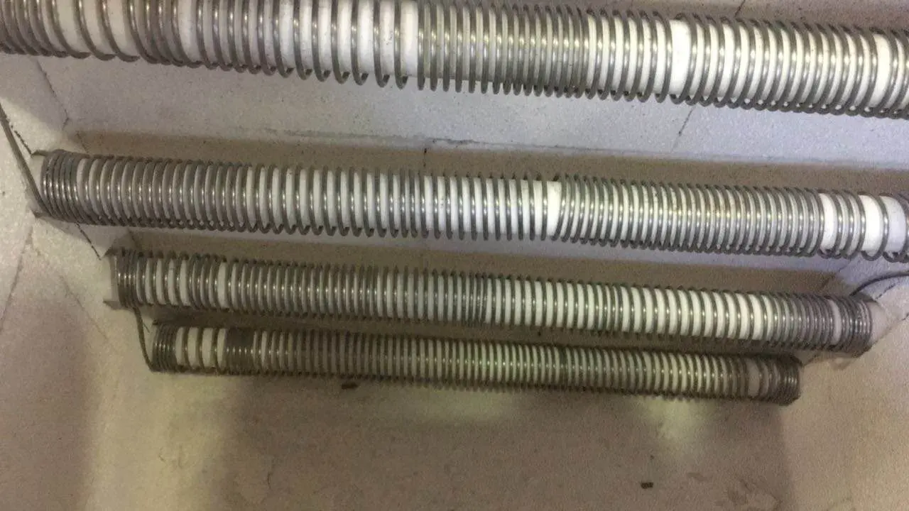 Alumina ceramic roller for heating use